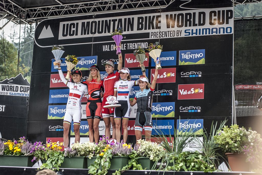 Val di Sole podium Maja Włoszczowska Fot Tomasz Świerczyński